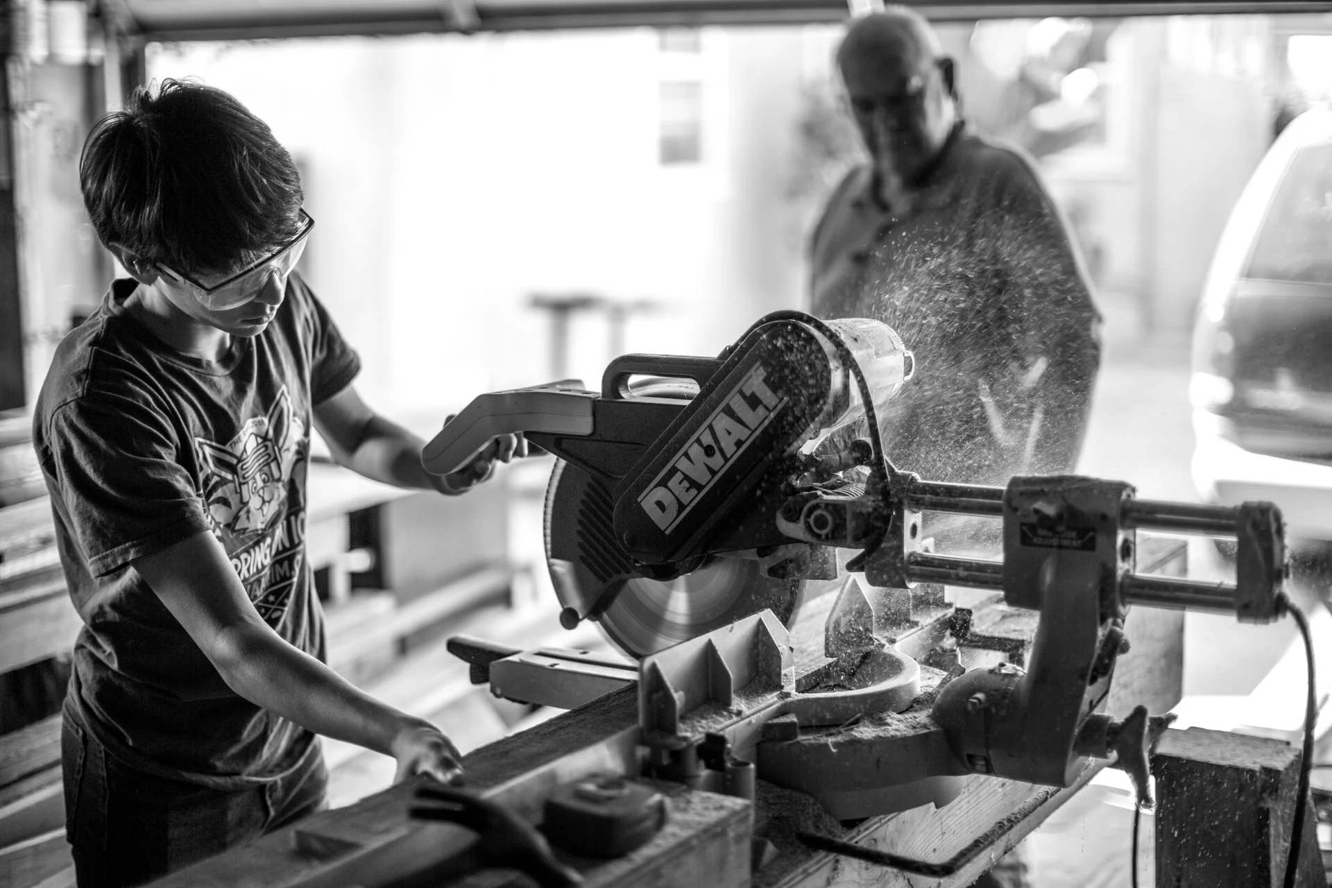 Apprenti travaillant sur une machine dans un atelier