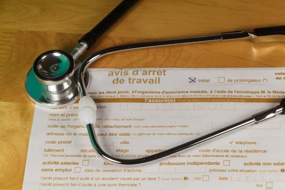 Formulaire d’avis d’arrêt de travail et stéthoscope
