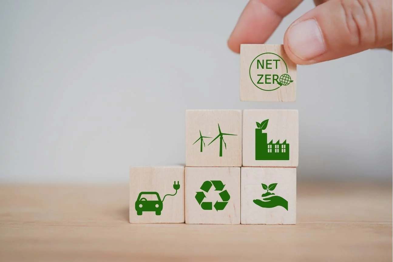Cubes en bois illustrant les engagements environnementaux d’une démarche RSE