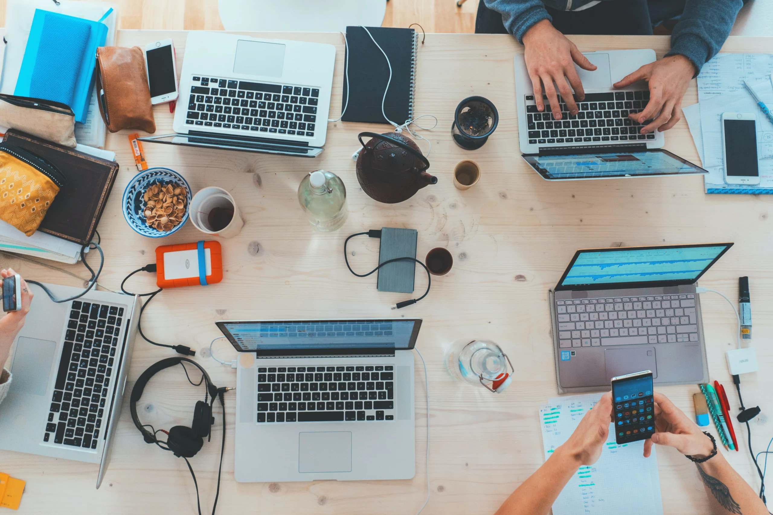 Équipe de développeurs travaillant sur un projet numérique