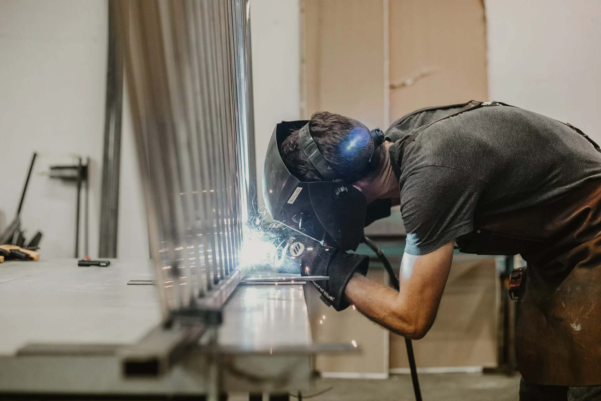 Artisan soudeur au travail dans son atelier