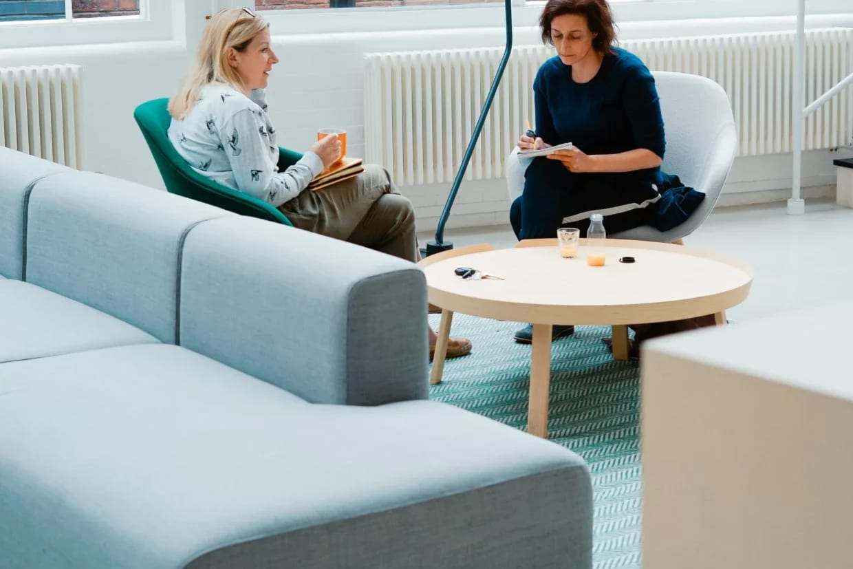 Entretien entre une conseillère RH et une cheffe d’entreprise