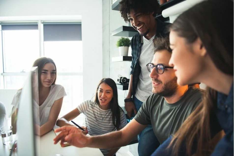 Porteurs de projet travaillant ensemble sur un ordinateur