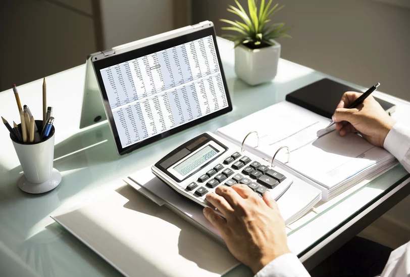 Employeur et salarié signant une convention de rupture conventionnelle