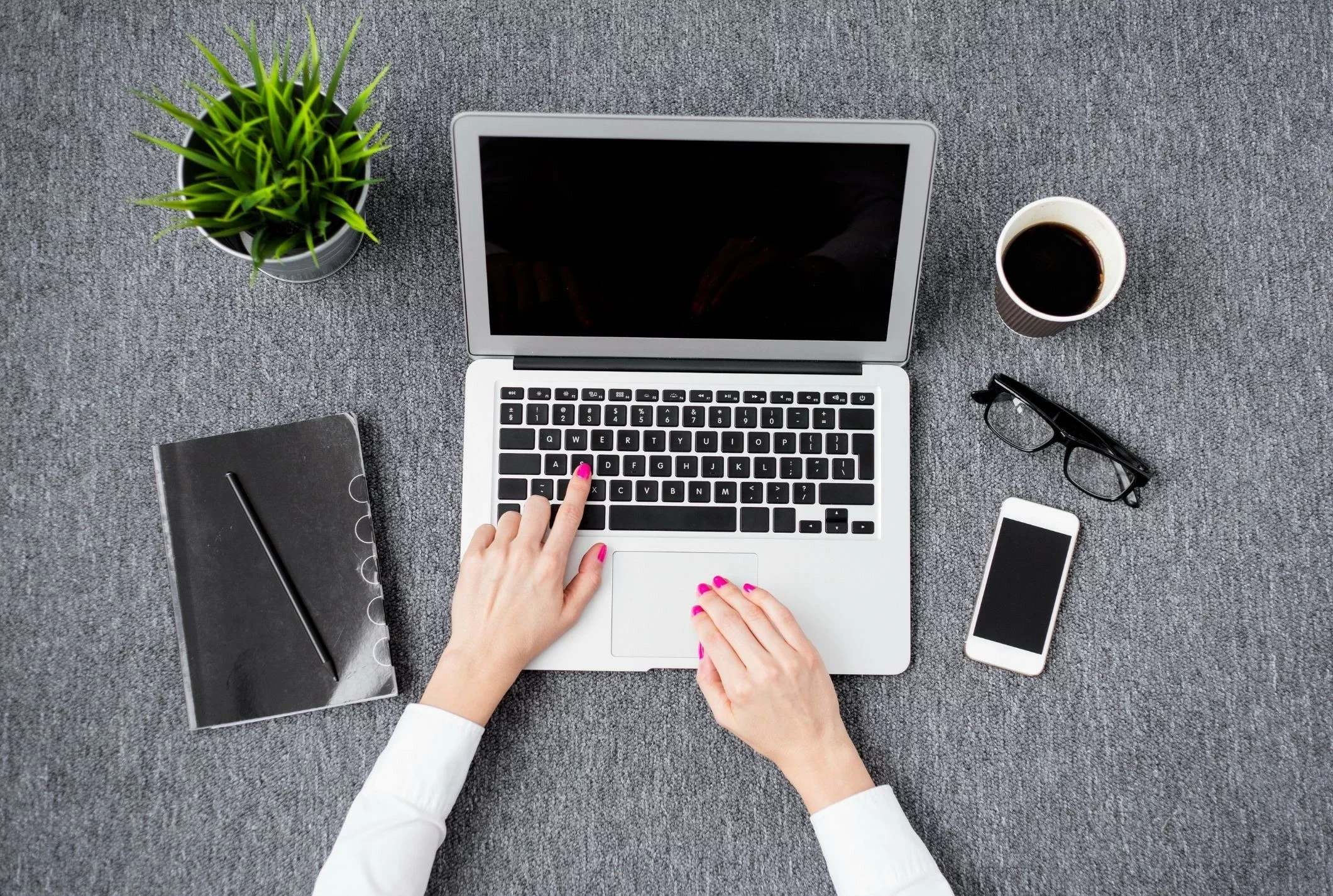 Ordinateur portable sur un bureau, prêt pour une assistance informatique