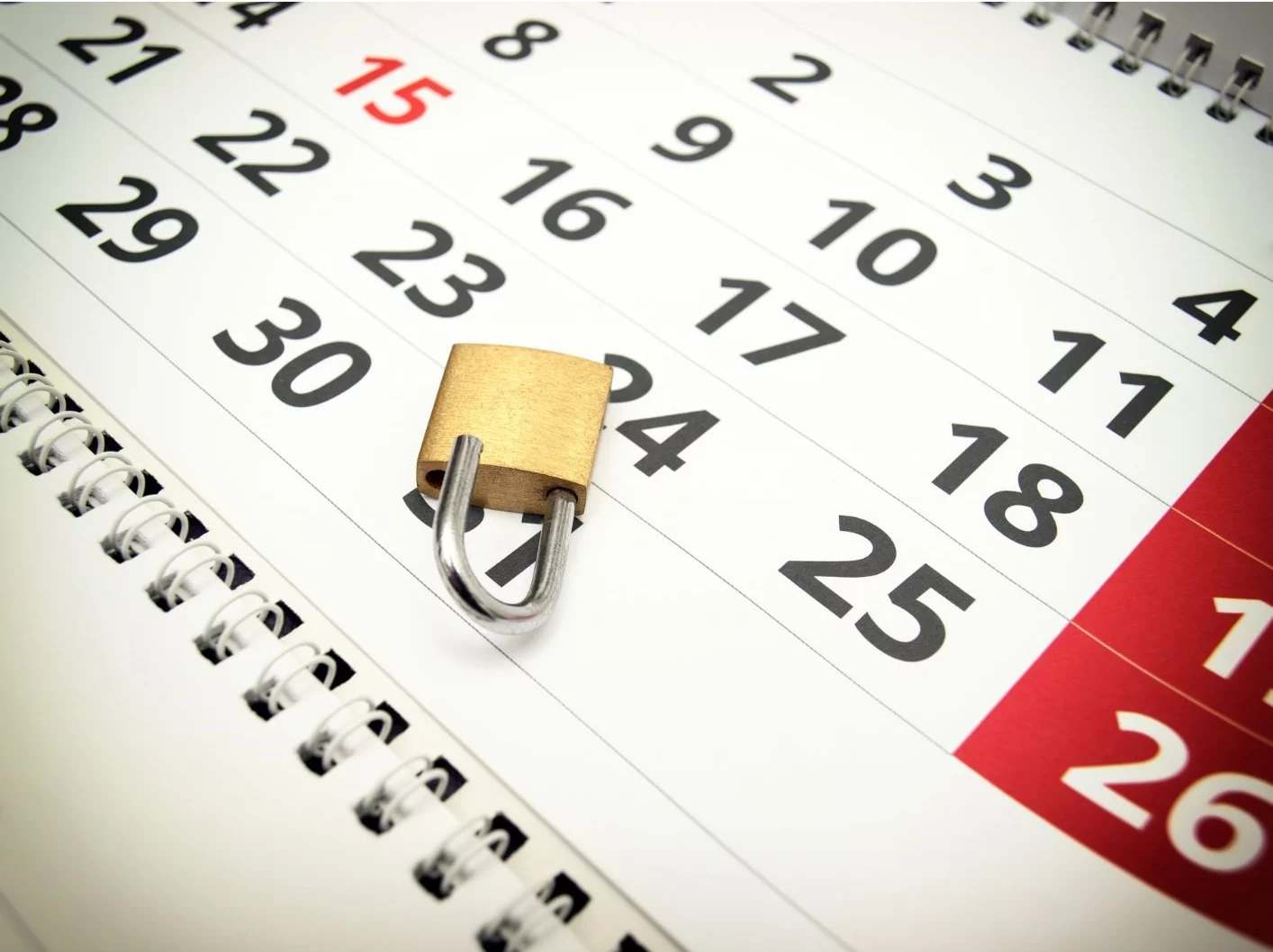 Calendrier et cadenas, symbole de la durée de la période d’essai