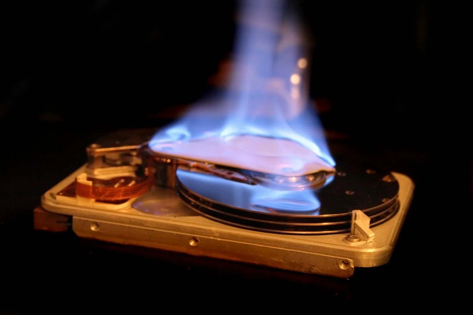 Disque dur en flammes, symbole d’une panne informatique majeure