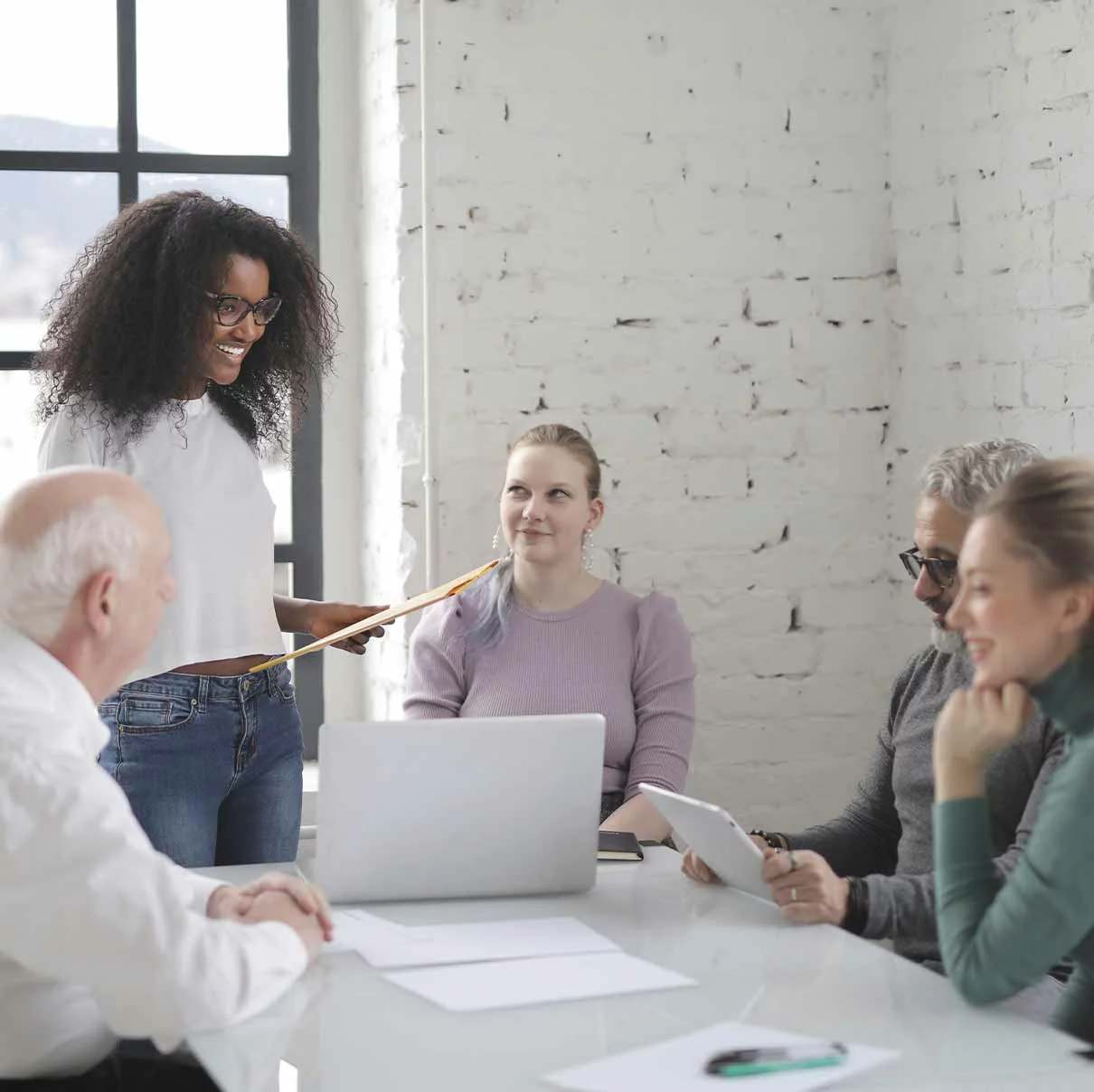 Réunion de travail entre consultants et chefs d’entreprise